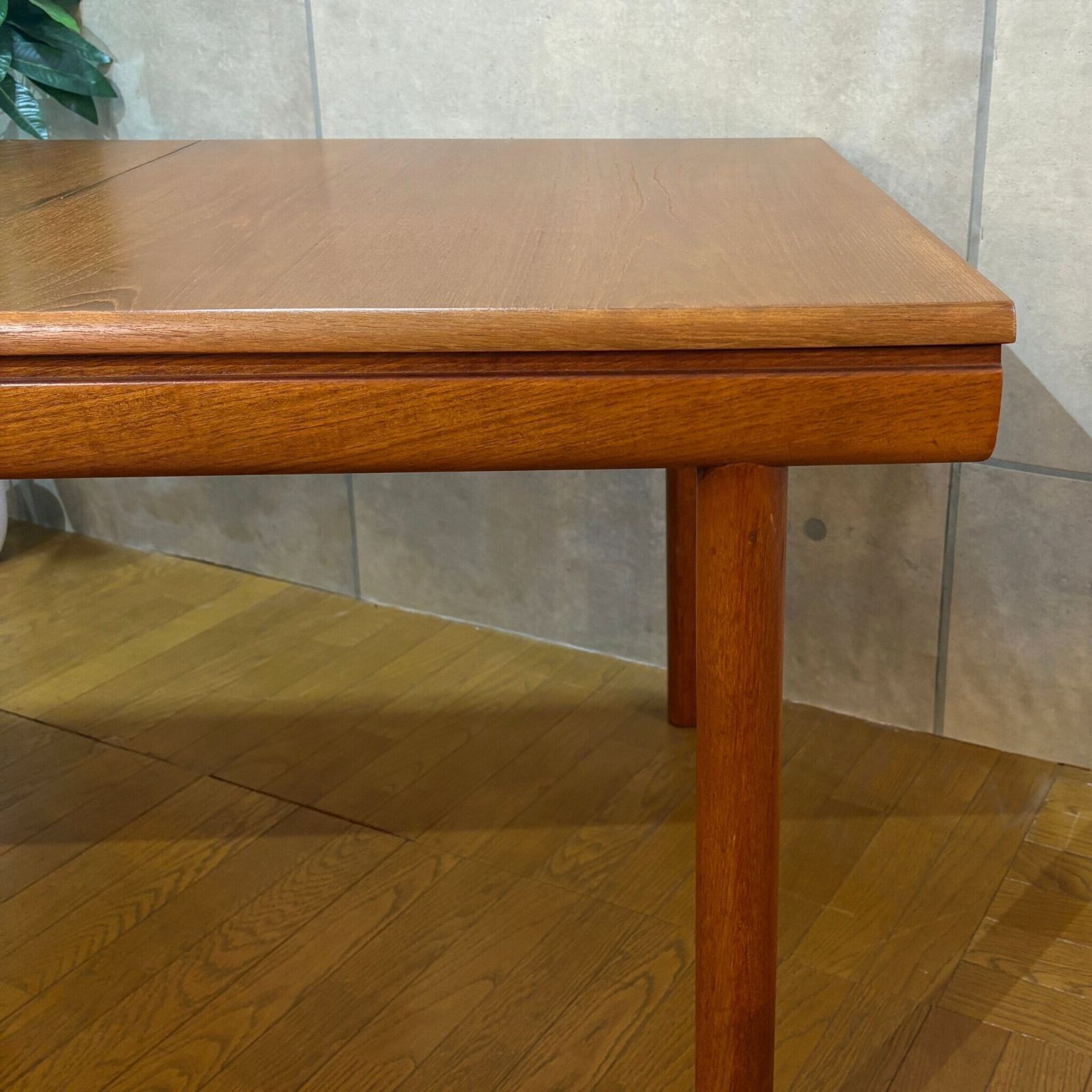 ホワイト＆ニュートン 伸長式ダイニングテーブル