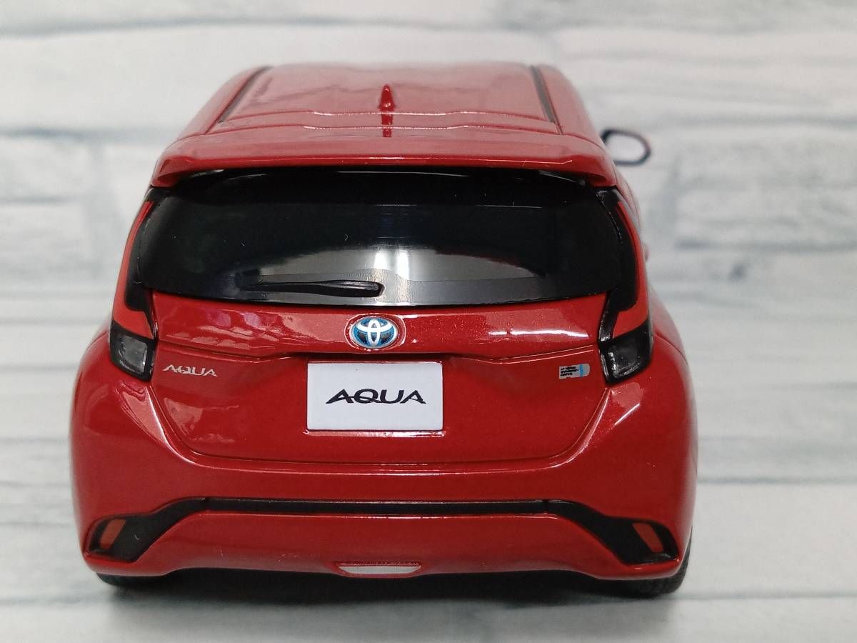 玄関先迄納品 カラーサンプルミニカー 1/30 エモーショナルレッド AQUA トヨタ ミニカー