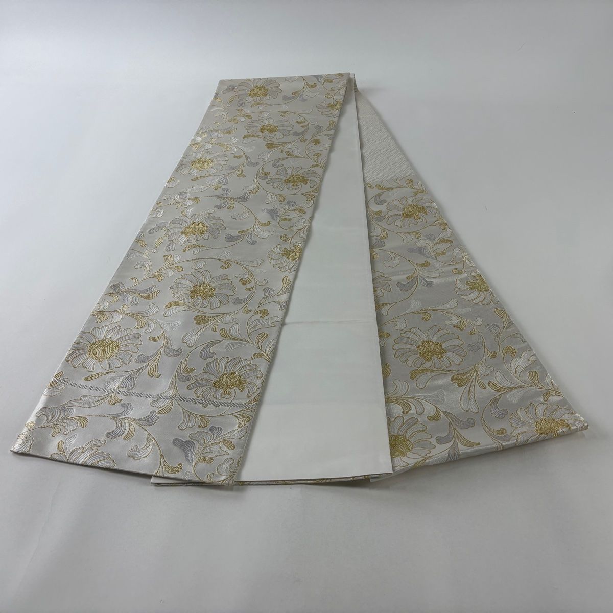 美品】 袋帯 逸品 河合美術織物 落款 京西陣織 花唐草 刺繍 金糸 銀色
