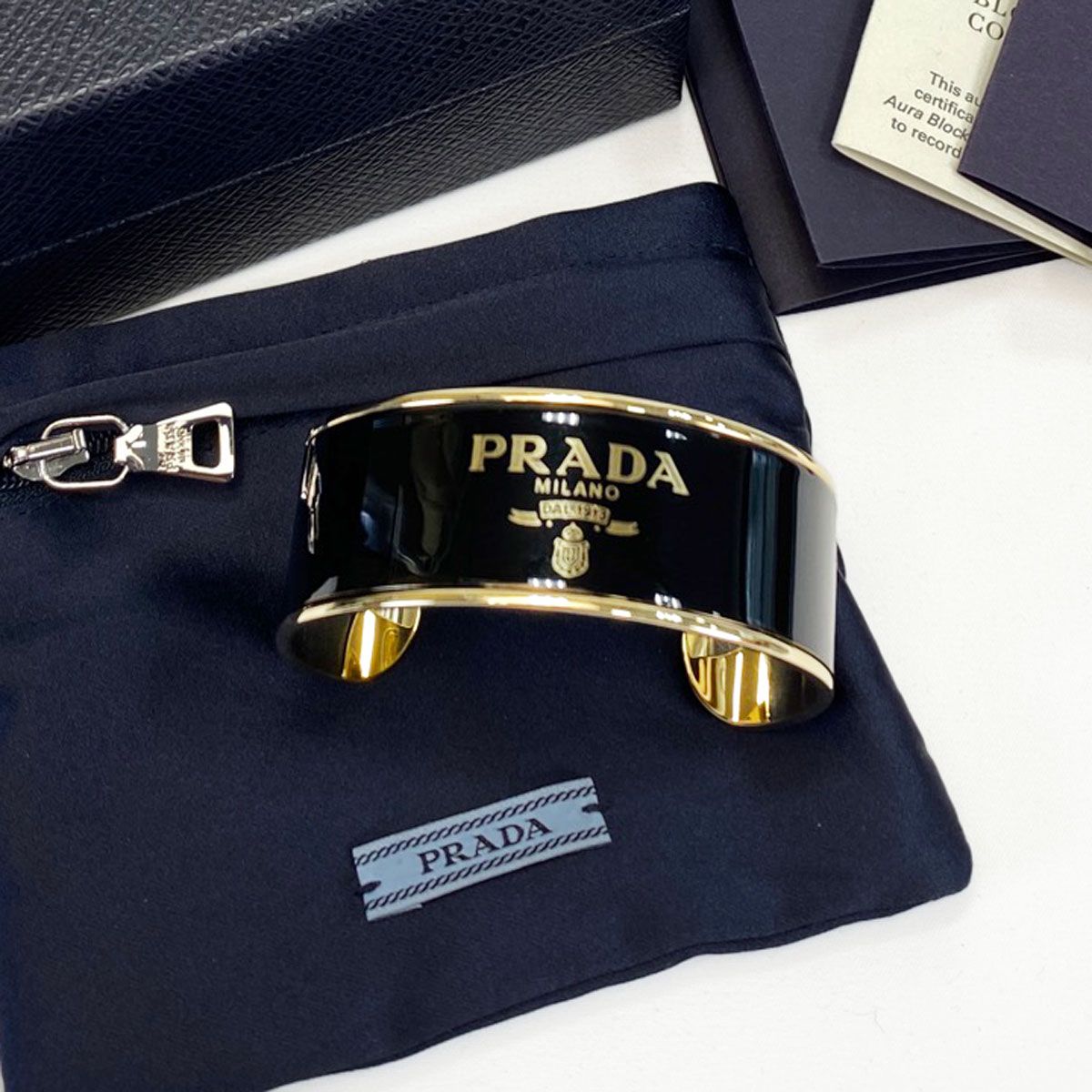 PRADA エナメルメタル カフブレスレット バングル Mサイズ 9479 PRADA プラダ エナメルメタル カフブレスレット バングル 黒