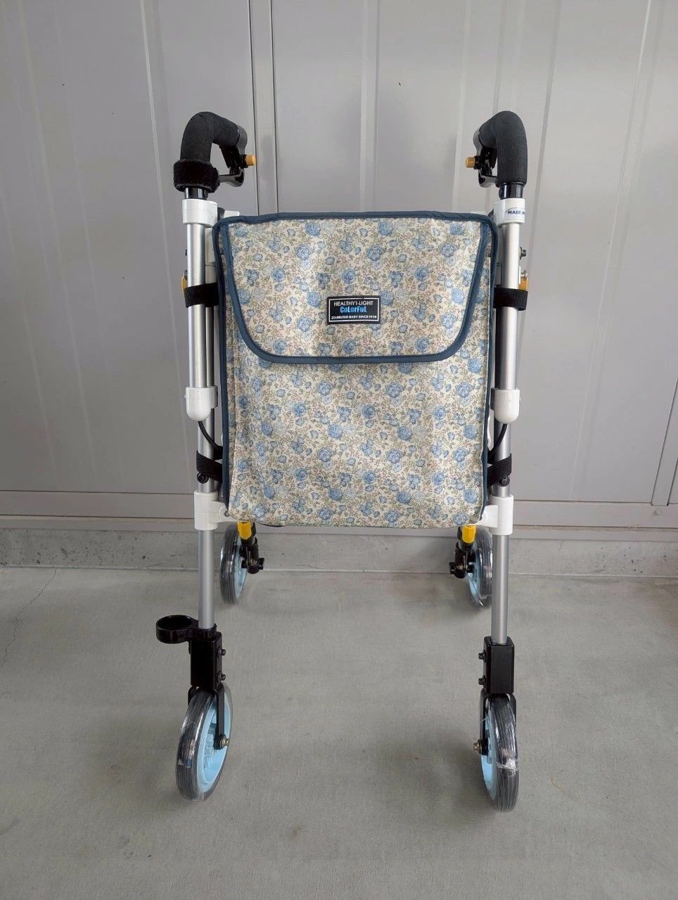 中古介護用品】ウィズワン ヘルシーワン カラフル 歩行器 花柄ブルー65