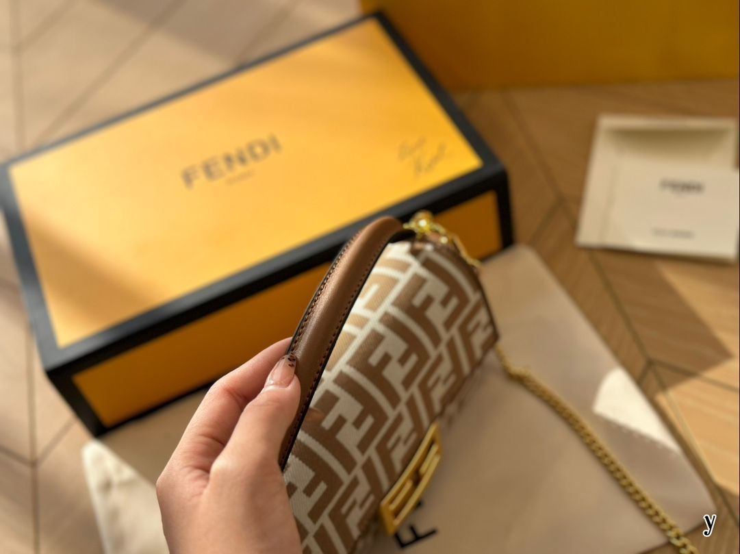 本日限定特価】フェンディ バゲット ミディアムサイズ 21×11cm