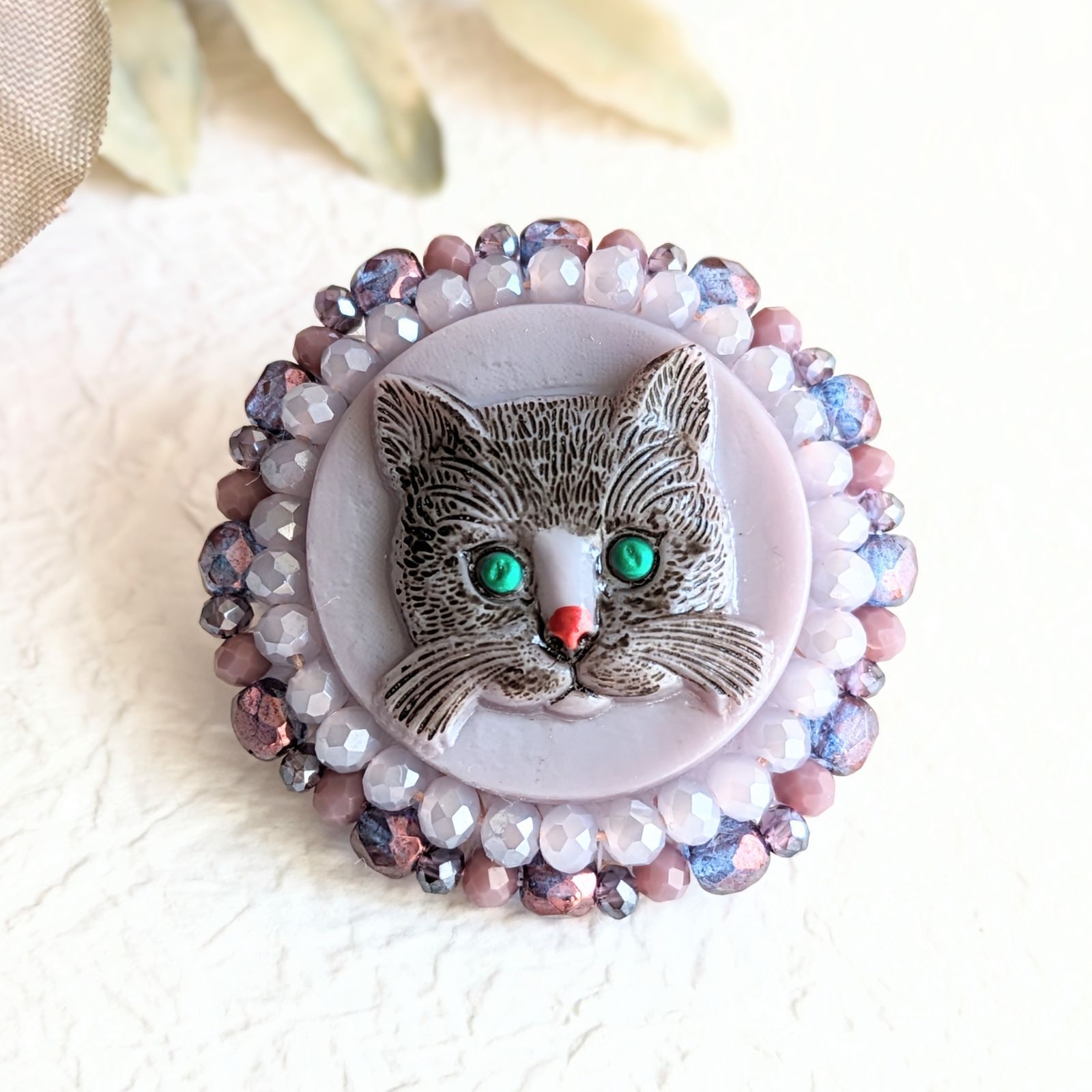 猫のブローチ ハンドメイド 猫 刺繍 ビーズ刺繍 チェコガラスボタン チェコガラスビーズ ガラスビーズ グレー紫猫 母の日 ギフト プレゼント  アクセサリー - メルカリ