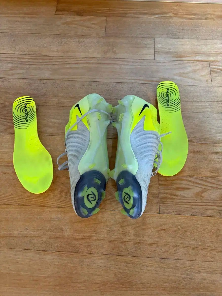 陸上100m用スバイク。3年前に購入。コロナで大会がなく、新品同様です。 陸上100m用スバイク。3年前に購入。コロナで大会がなく、新品同様です