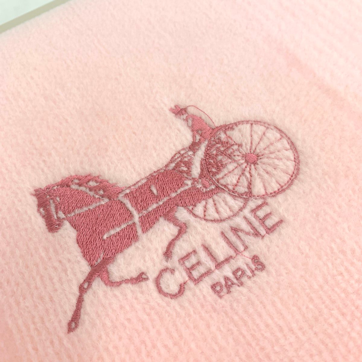 新品セリーヌCELINE毛布 赤系アクリル 新品セリーヌCELINE毛布 赤系アクリル - メルカリ