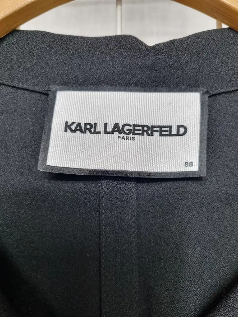 【関税 送料無料】KARL LAGERFELD フレアワンピース KARL LAGERFELD カール・ラガーフェルド セール仕入れ☆$118