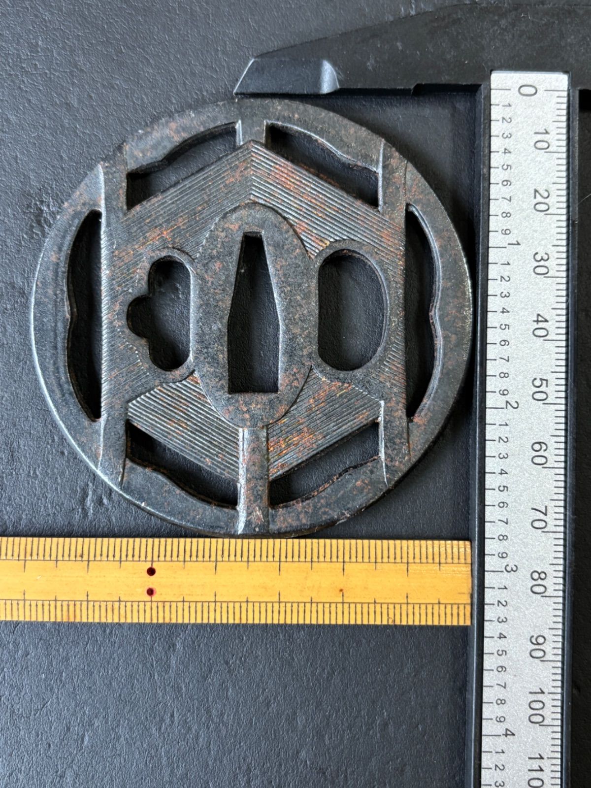 鍔 日本刀の鐔 糸車鍔 鉄製 時代物 アンティーク 直径約7cm m62102