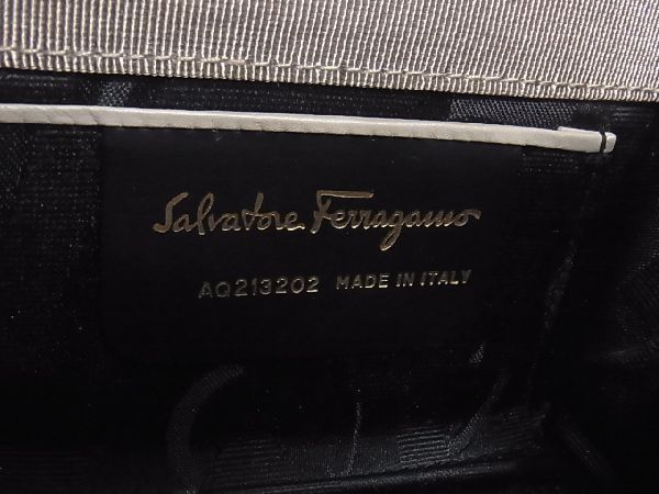 ■極美品■ Salvatore Ferragamo フェラガモ AQ213202 ヴァラ キャンバス ショルダーバッグ 斜め掛け レディース グレージュ系 AI2782ｱO