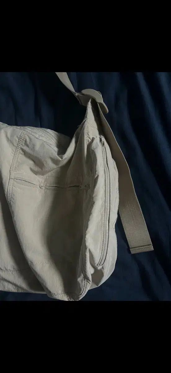 Cos だらだらした メッセンジャーバッグ アイボリー