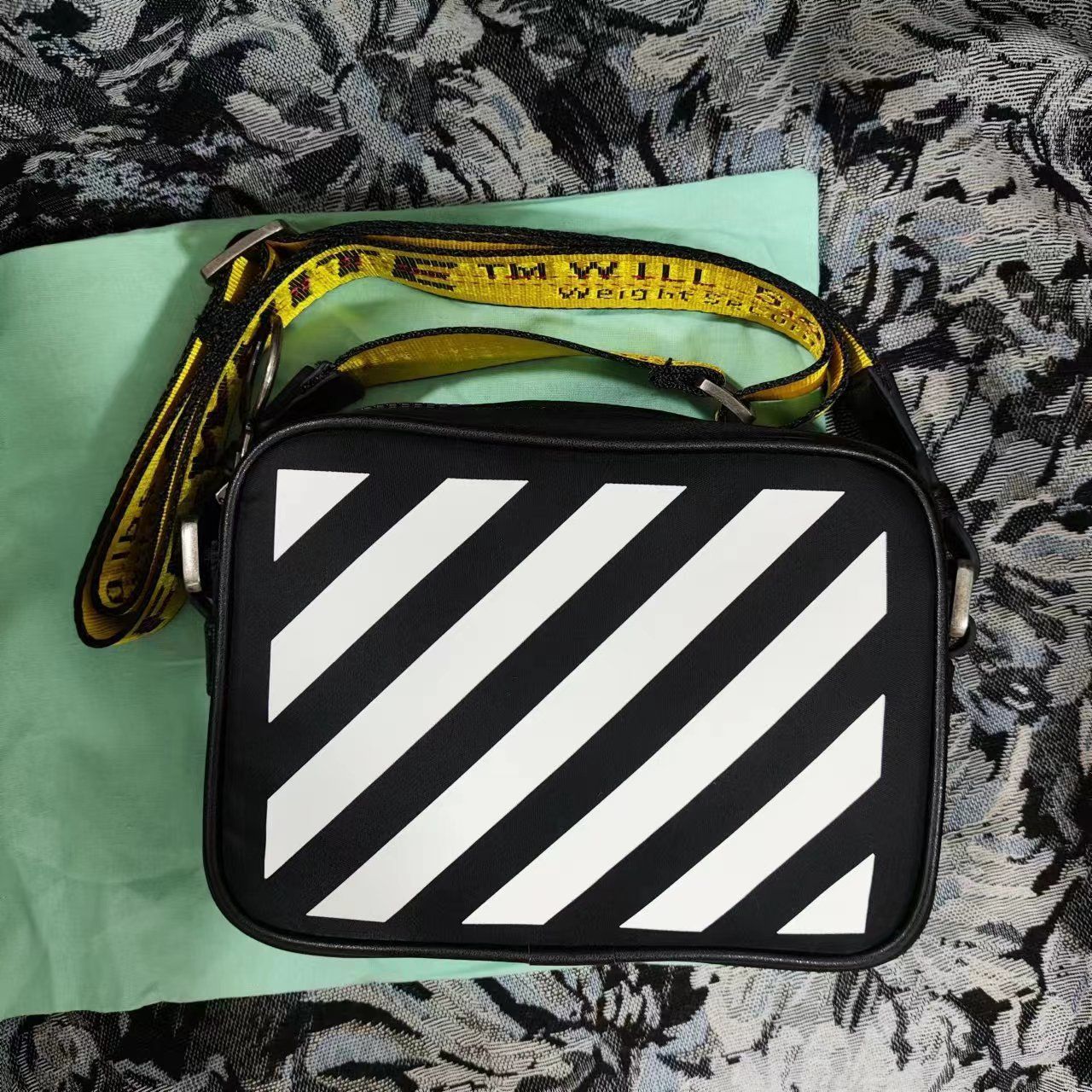 OFF-WHITE オフホワイト ショルダーバッグ 男女兼用 OFF-WHITE オフホワイト ショルダーバッグ 男女兼用