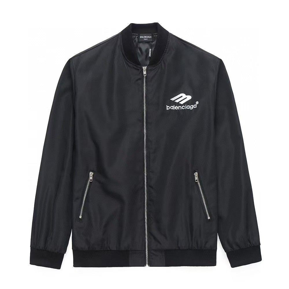 得価，送料無料 新モデルの Balenciaga（バレンシアガ）2023 年の刺繍入り新モデルの立ち襟ジャケット アウター 男女兼用モデル！防水コーティング仕様で、男女同じサイズです！二重構造で、裏地付き。 Tシャツ・アパレル