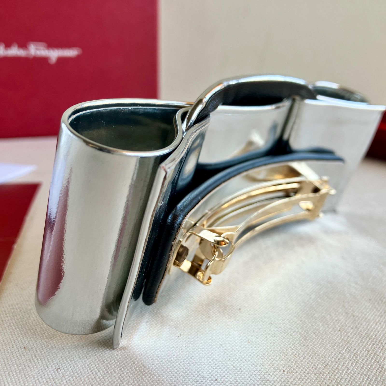 美品 Ferragamo フェラガモ ヴァラリボン バレッタ 髪留め 箱付き 楽天市場】フェラガモ Ferragamo 新作 バレッタ ヴァラ リボン