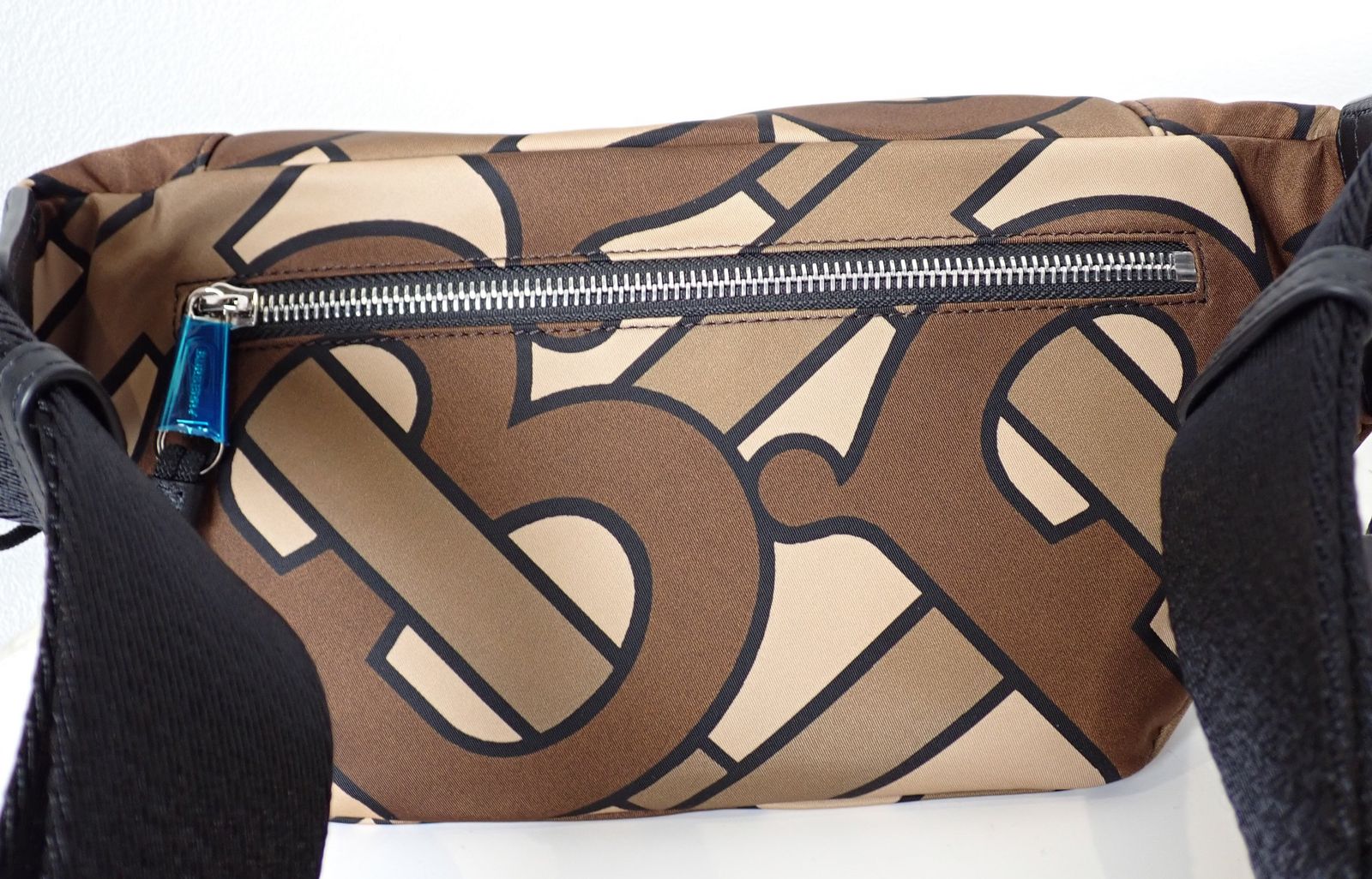 新品未使用品 BURBERRY(バーバリー) TBボディバッグ 8025603 TBロゴ シルバー金具 ポーチ ショルダーバッグ メンズ 新品未使用品 BURBERRY(バーバリー) TBボディバッグ 8025603 TBロゴ