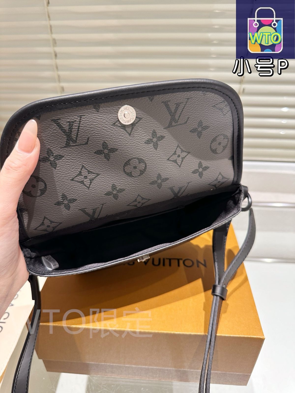 ショルダーバッグ・ポシェット LOUIS VUITTON District PM bag Louis Vuitton District PM Shoulder Bag Blue Patent leather