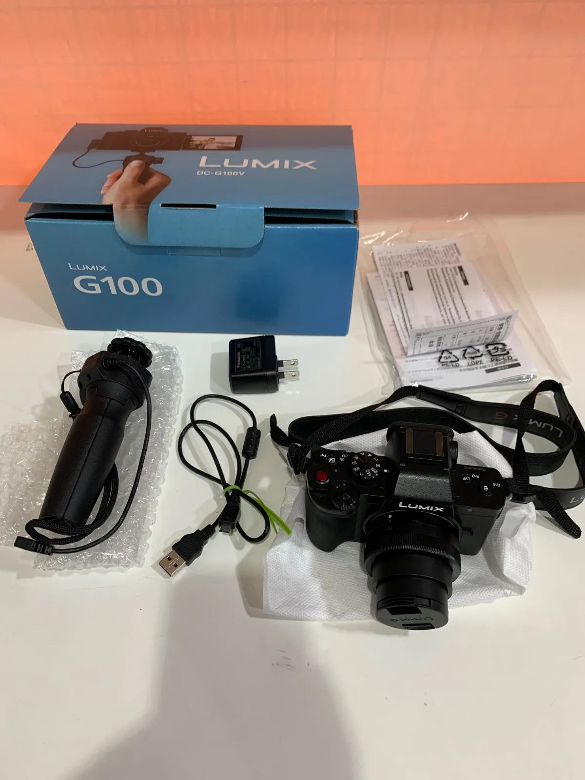 美品LUMIX DC-G100V 本体 ミラーレス パナソニック、Vlog撮影向けの小型ミラーレスカメラ「LUMIX DC-G100