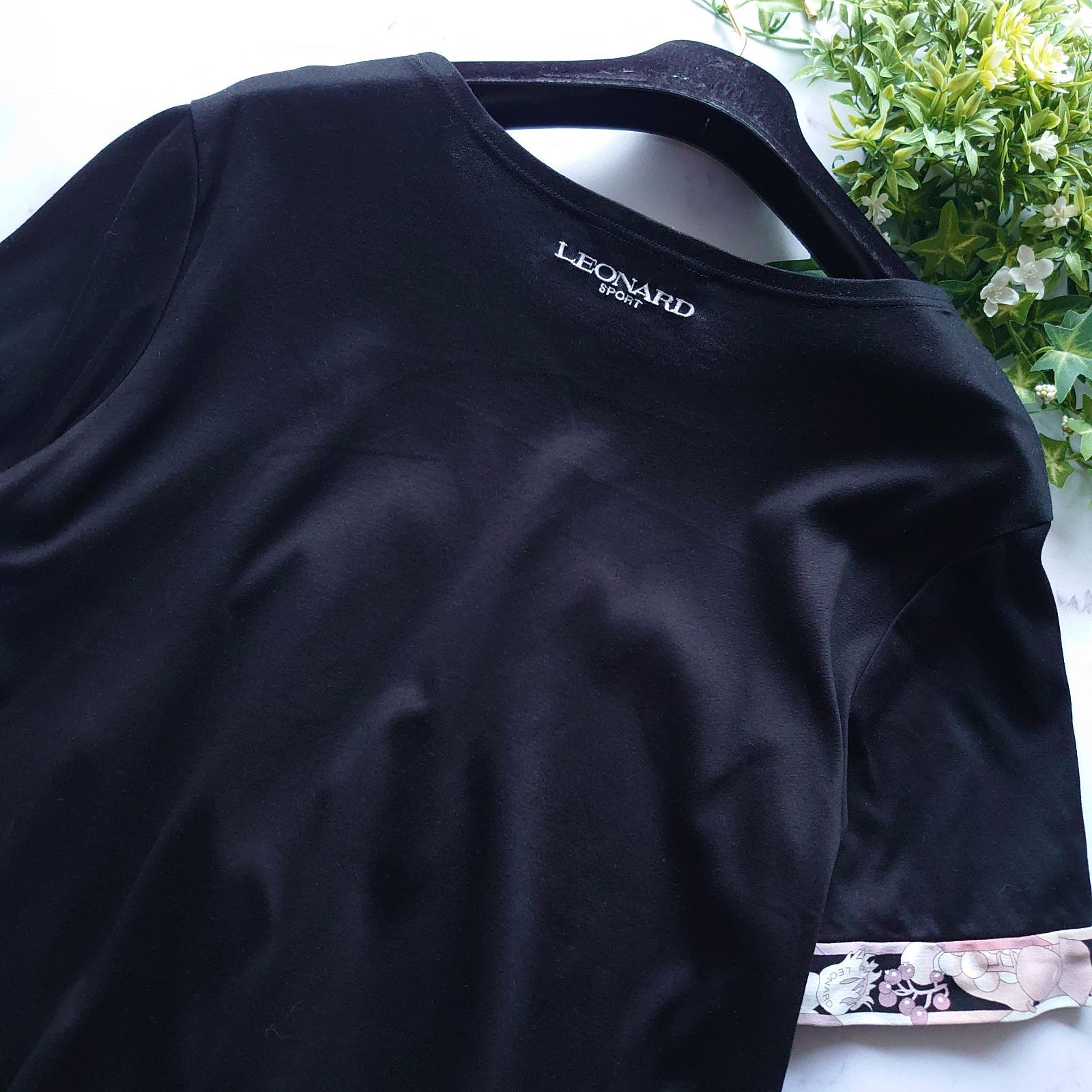サイズ42 XL相当 LEONARD SPORT レオナールスポーツ トリム ロゴプリント トップス 花柄 フラワー 半袖 黒 ブラック コットン プルオーバー カットソー ブラウス Tシャツ レディース