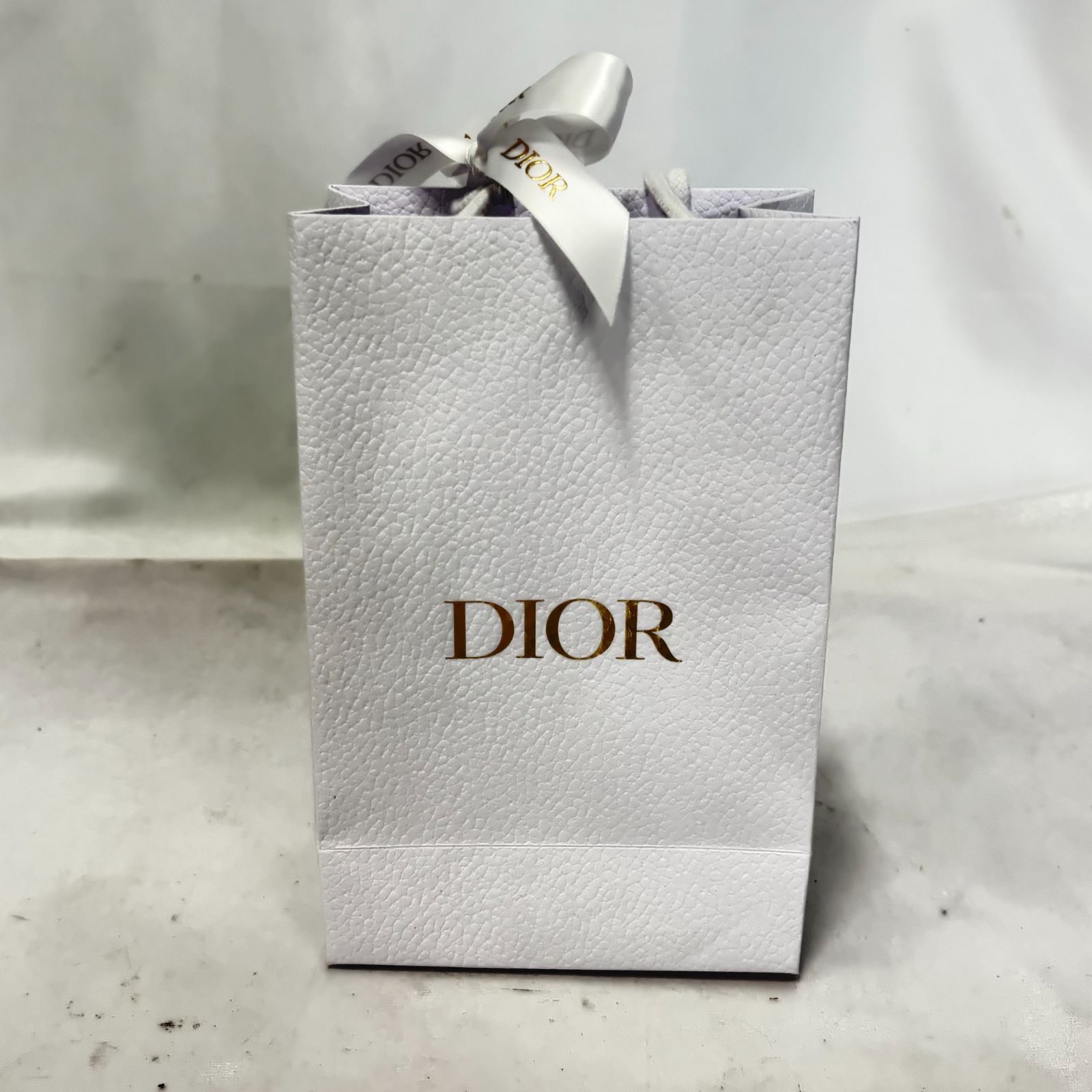 新品 Dior ホワイト紙袋 リボン付き - メルカリ