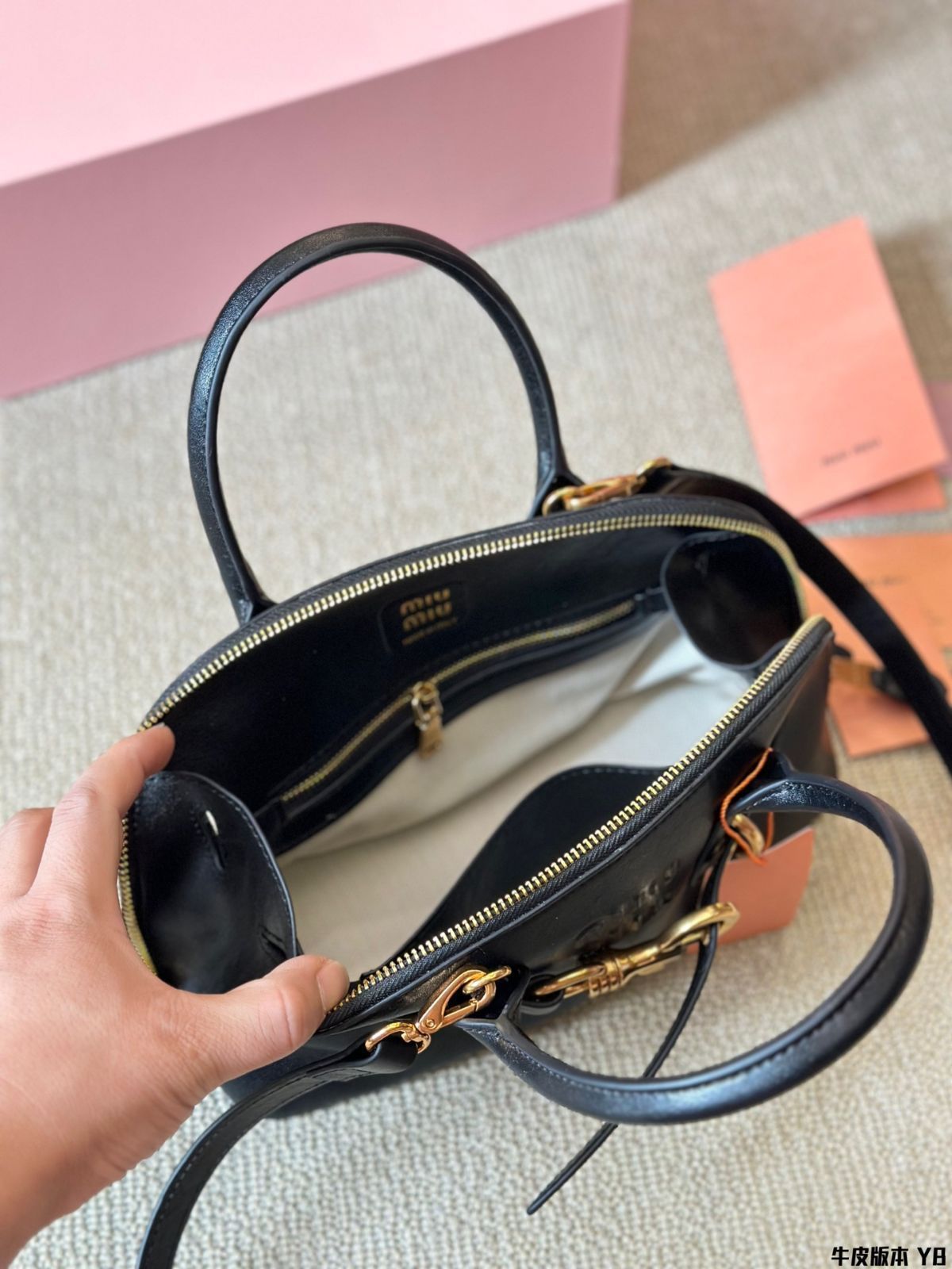 MiuMiu Aventure餃子バッグ/ハンドバッグ、リュック、小銭入れ