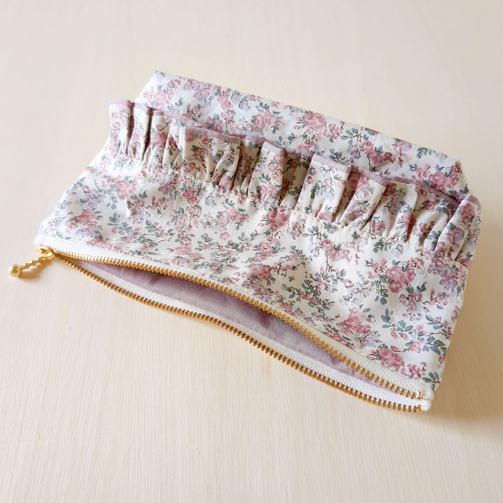 ムーンモス✩.*˚フリルバッグ ポーチ リバティ ムーンモス使用 たっぷりフリルのマチ付きポーチ