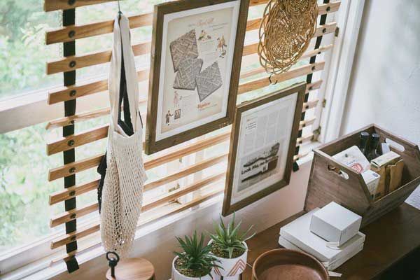 吊り下げ型の木製ロールパーテーション