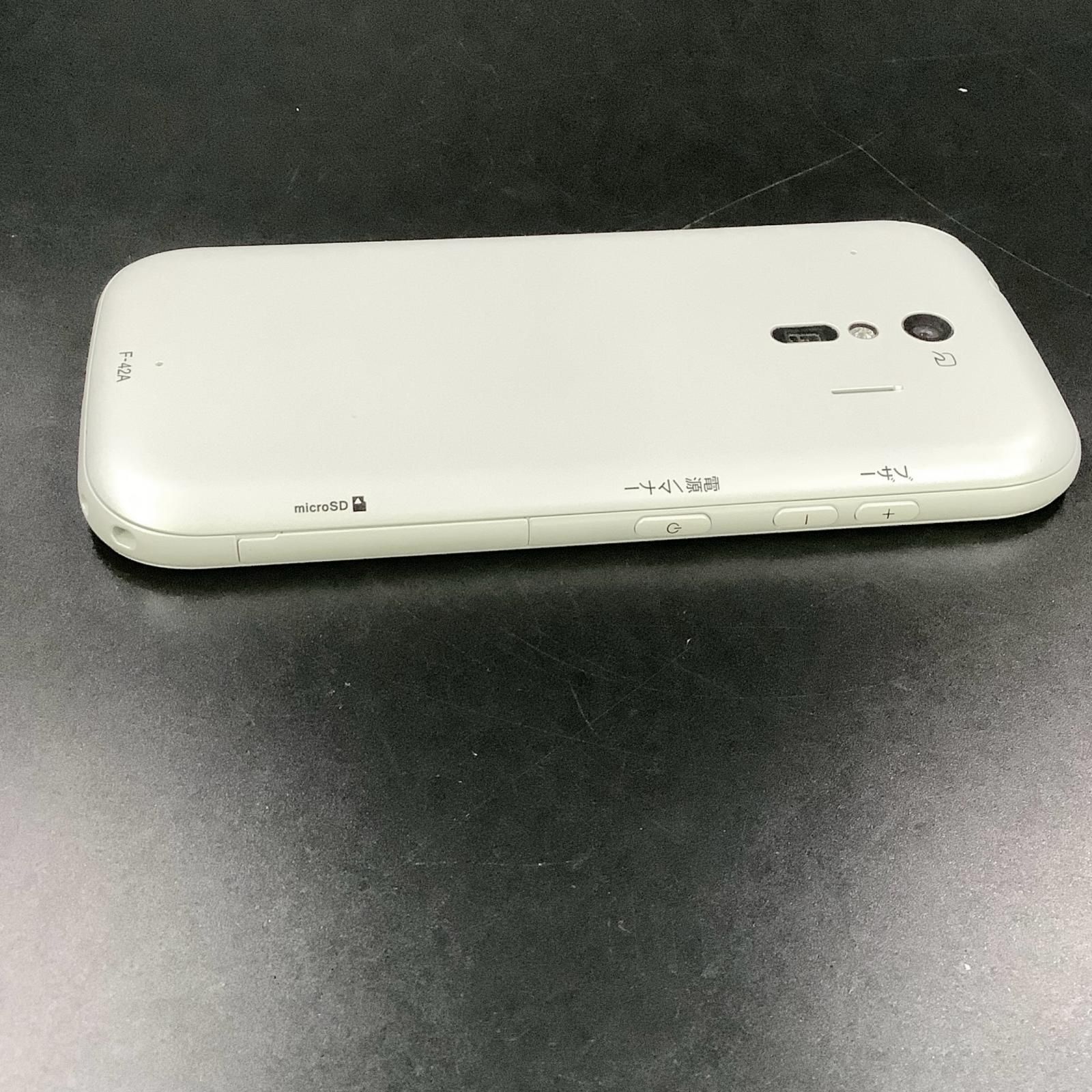 富士通 らくらくスマートフォン 32GB ホワイト docomo F-42A 白