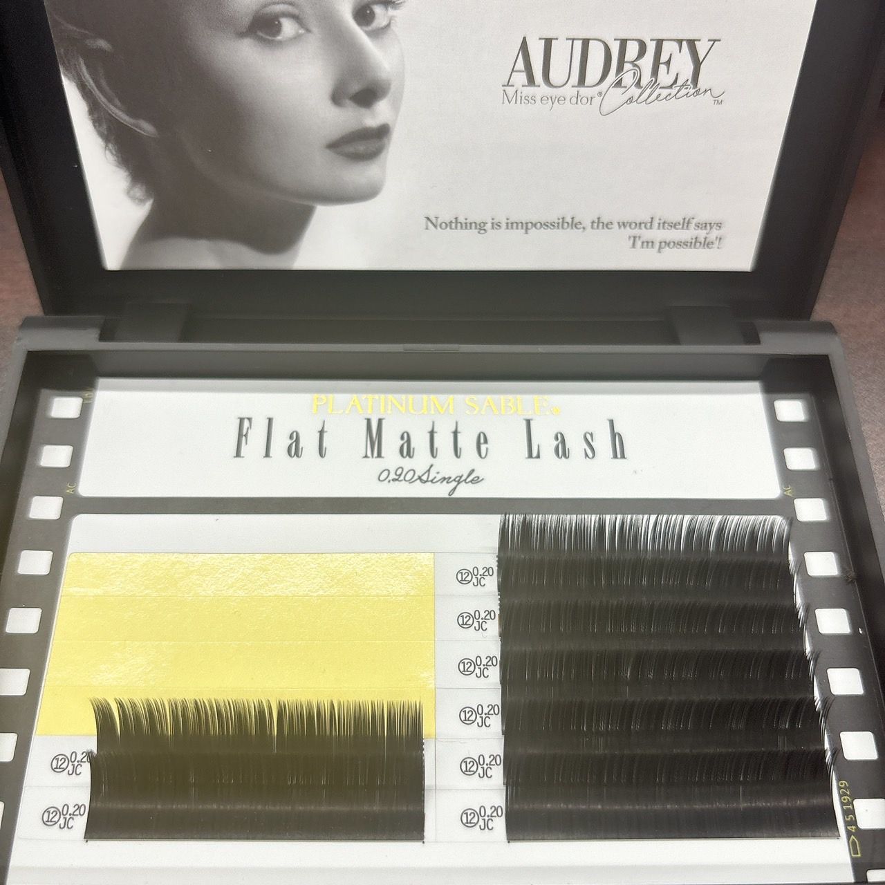 J/0.20. AUDREY Flat Matte Lash さり気 ブラック