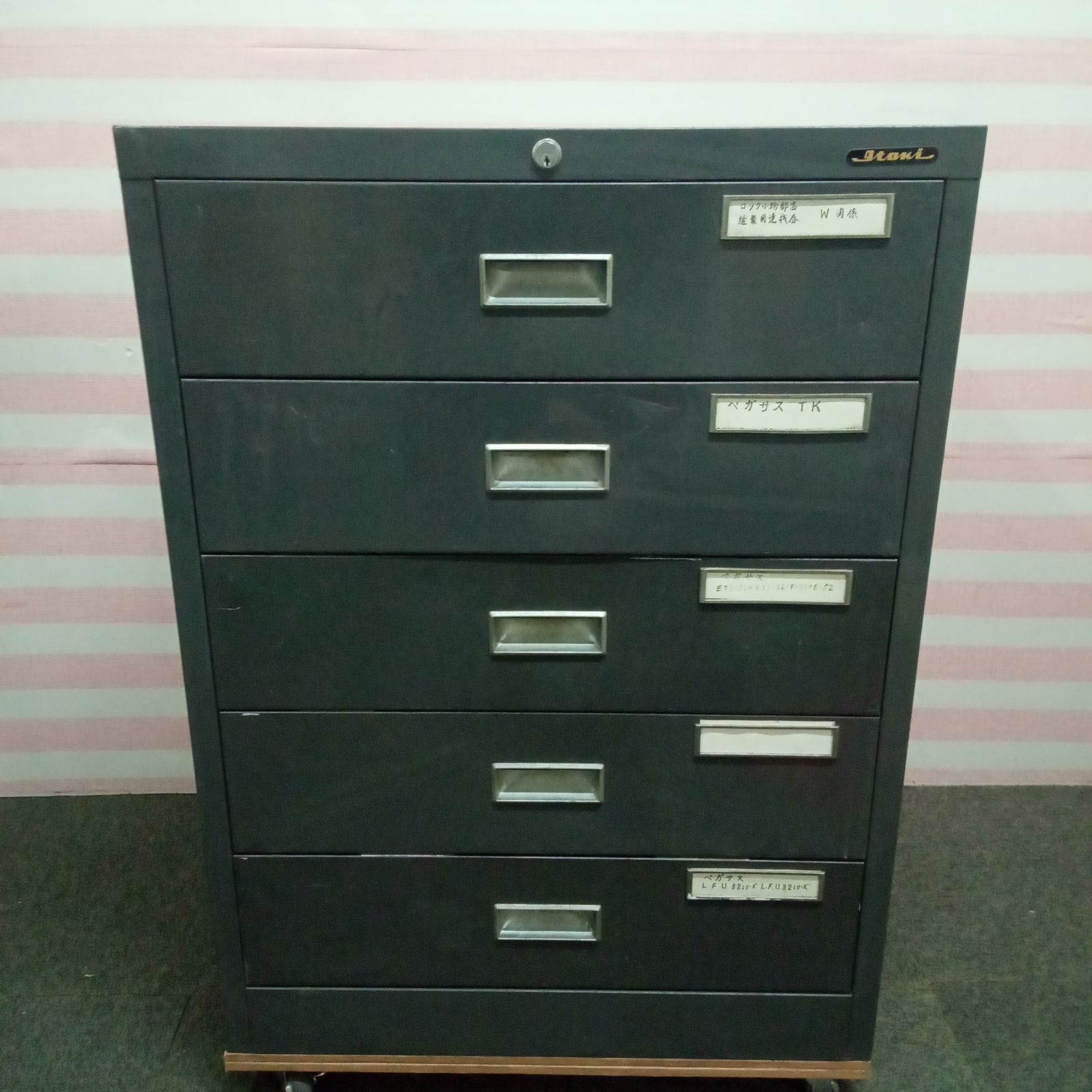 日本のアンティーク 和箪笥 木製 鉄金具 三段 チェスト 収納 昭和