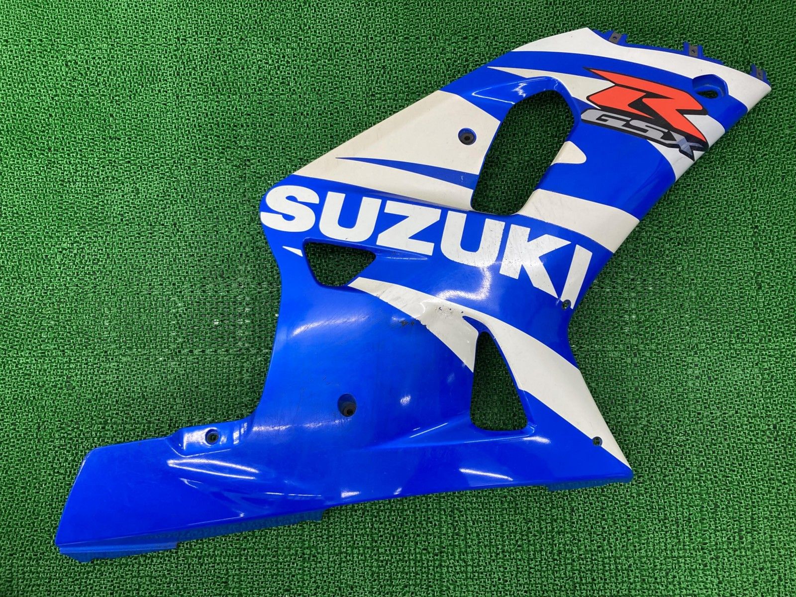 GSX-R750 サイドカウル 右 青M 35F スズキ 純正 バイク 部品 GR7HA ペイント素材に 品薄 希少品 車検 Genuine 【中古】 46 GSX-R750 サイドカウル 右 青M 35F スズキ 純正 バイク 部品 GR7HA