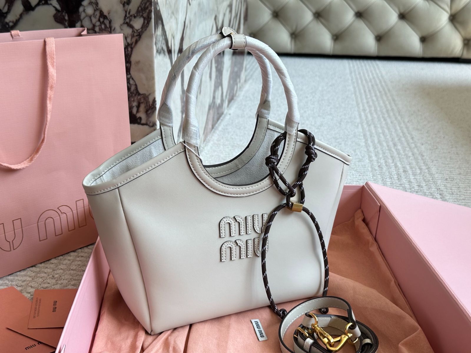 MIU MIU モデル レザートートバッグ - コンパクトサイズ 22×17cm |