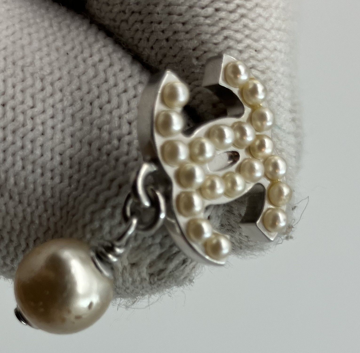 CHANELシャネル ピアス フェイクパール 片方のみ CHANEL フェイクパール ピアス 05 V 片方のみ ロゴ：1.6×1.1cm