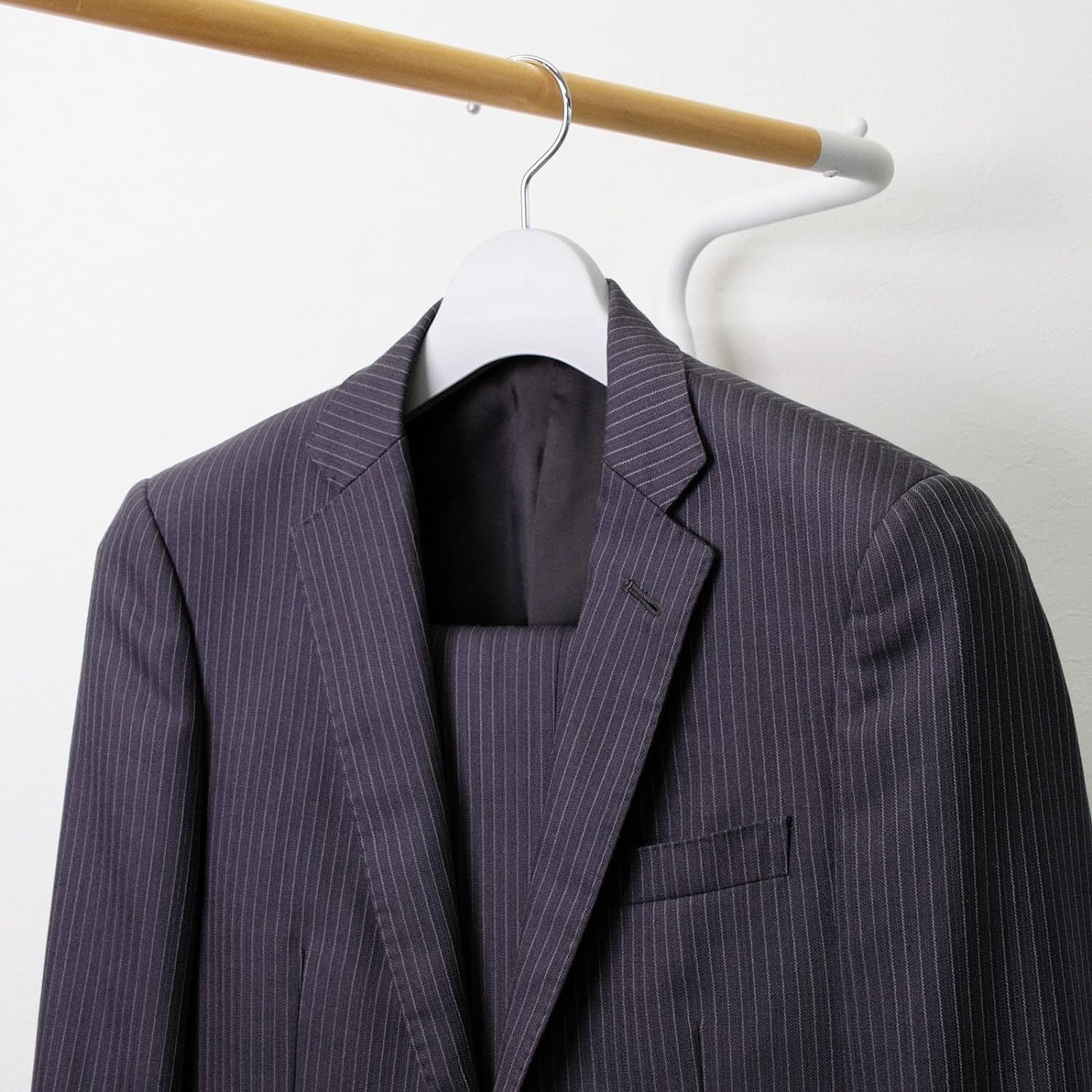 厚み5.2㎝ 衣類ハンガー スーツハンガーストップ幅45㎝ ワイド 大きい かたくずれ防止 すべり止め付のバー 回転フック おしゃれ スーツ シンコハンガー Shinkohanger シャツ ジャケット コート ホワイト 20本セット