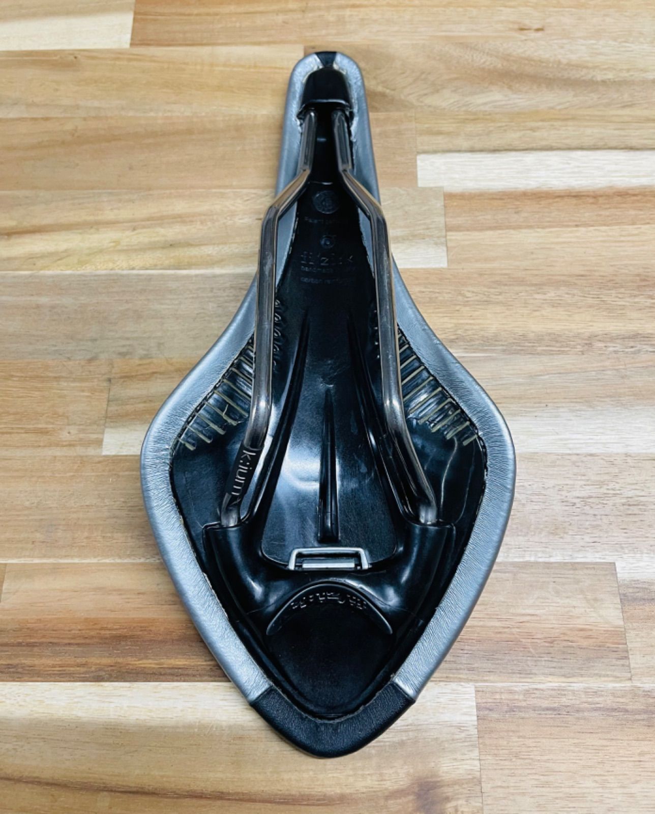 fi'zi:k ARIONE フィジーク アリオネ サドル シルバー キウム