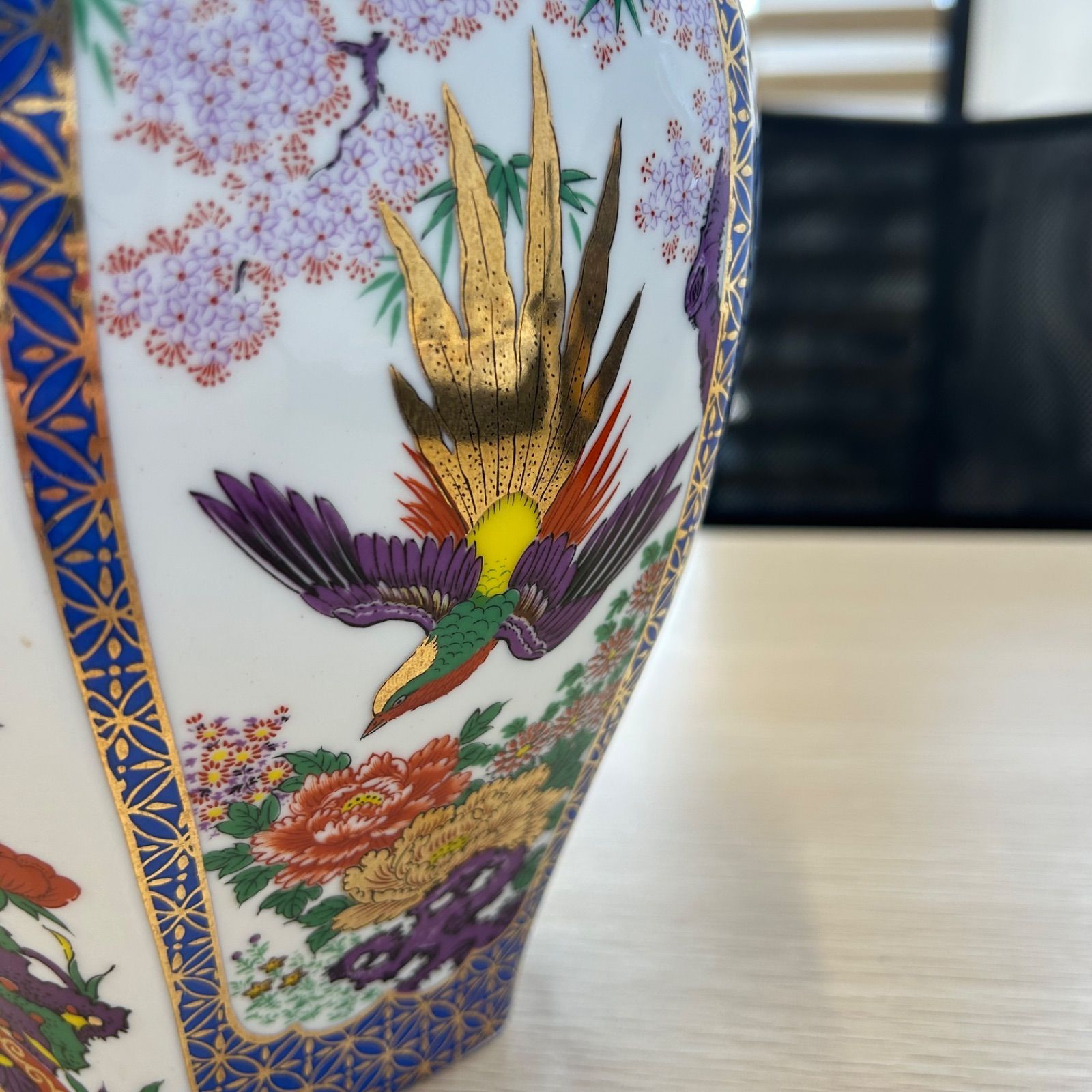 古伊万里　里帰り品　大型飾り壺　金彩粉彩　女人唐花図　獣双耳壷　輸出用 古伊万里 里帰り品 大型飾り壺 金彩粉彩 女人唐花図 獣双耳