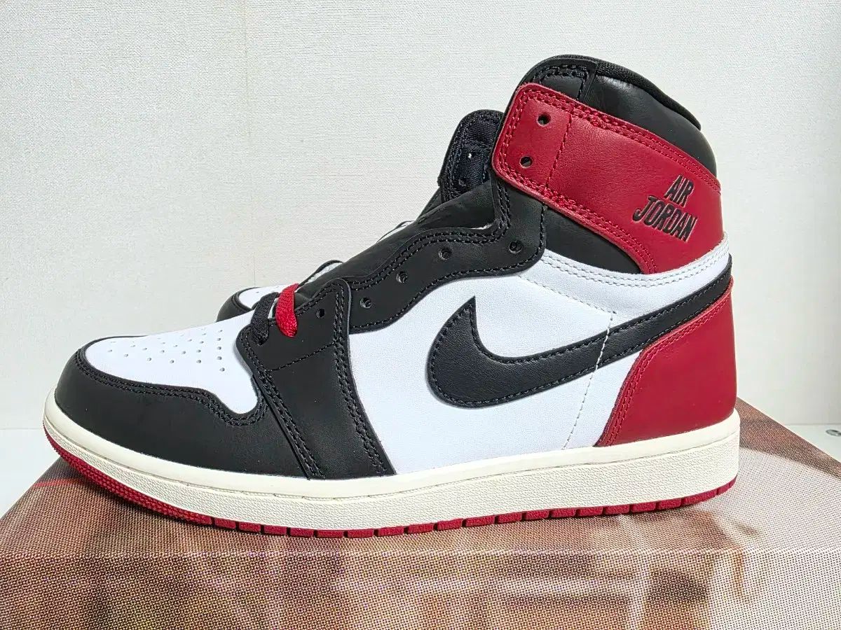 NIKE(ナイキ) エアジョーダン 1 レトロ ハイ og ブラックトゥ 280 スニーカー