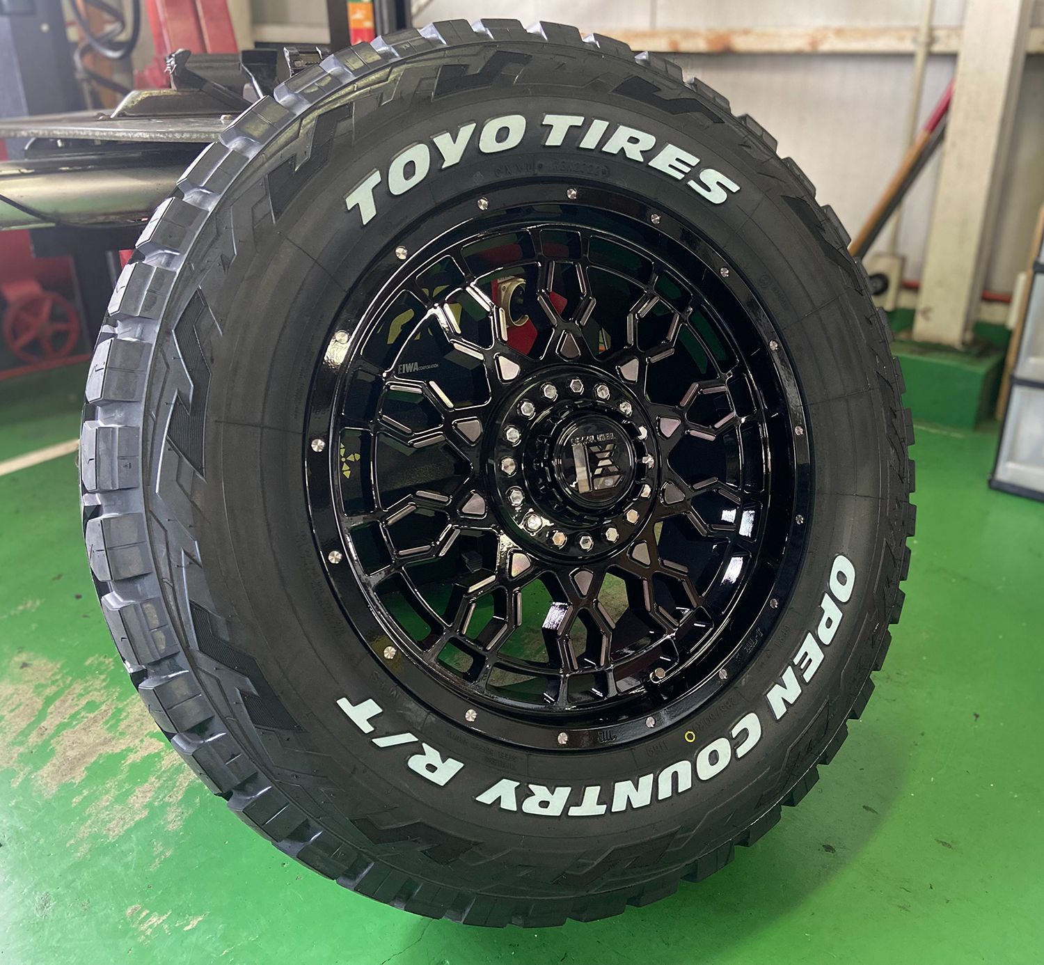 ランドクルーザー200系 セコイア タンドラ LX570 18インチ LEXXEL PreDator TOYO OPENCOUNTRY RT  285/60R18 ホワイトレター 1台分 4本セット