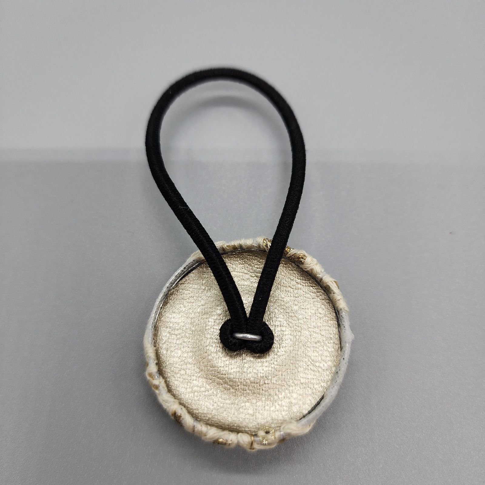 047]インド刺繍リボンのヘアゴム（ベージュ系）4cmくるみボタン