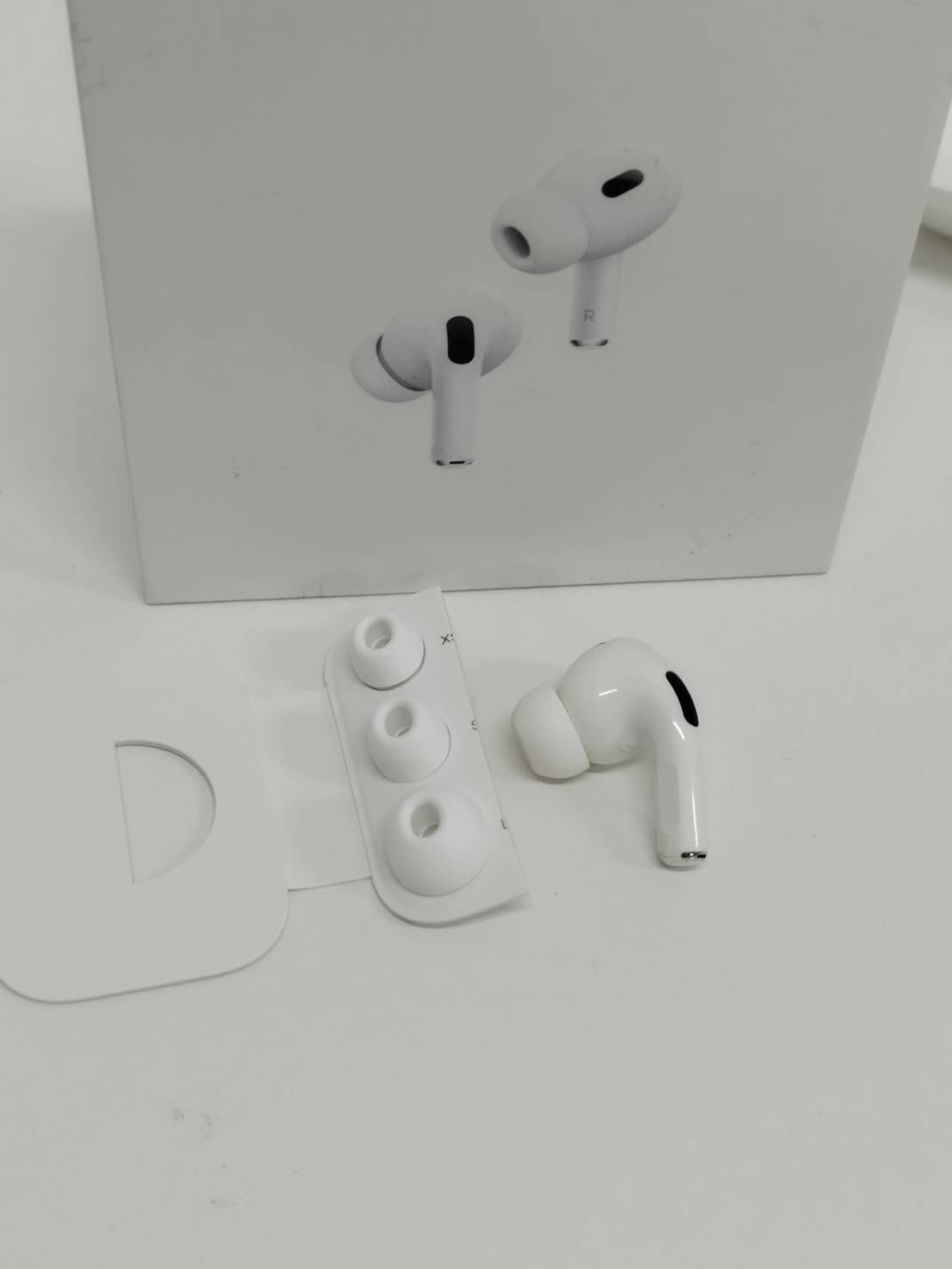 AirPods Pro 第2世代 左耳A2699 左のみ AirPods Pro 2 左耳のみ イヤホン A2699 - メルカリ