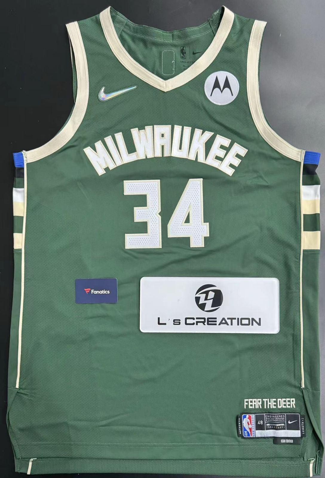 ヤニス・アデトクンボ | ミルウォーキー・バックス直筆サイン入り