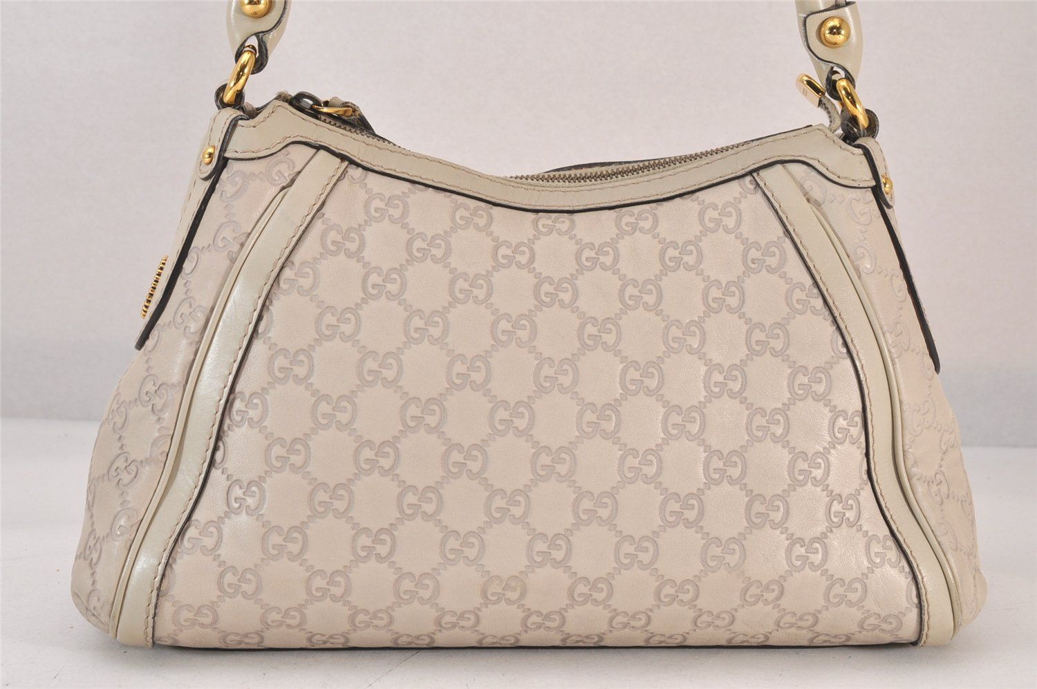 GUCCI グッチ GG型押しロゴ  ハンドバッグ   オフホワイトシマレザー GUCCI グッチ GG型押しロゴ ハンドバッグ オフホワイトシマ
