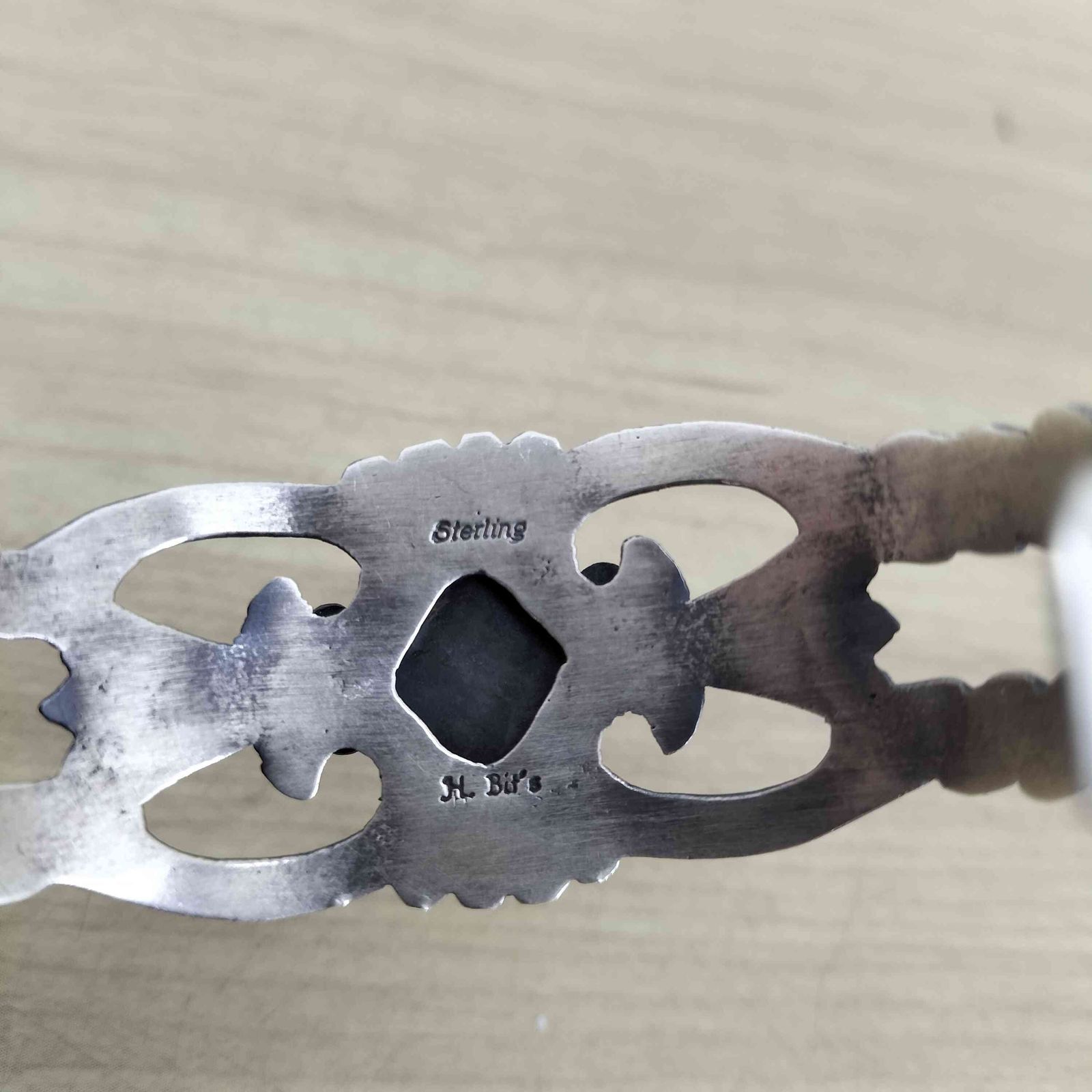 美品ナバホ族 Harrison Bitsue作 サンドキャスト バングル