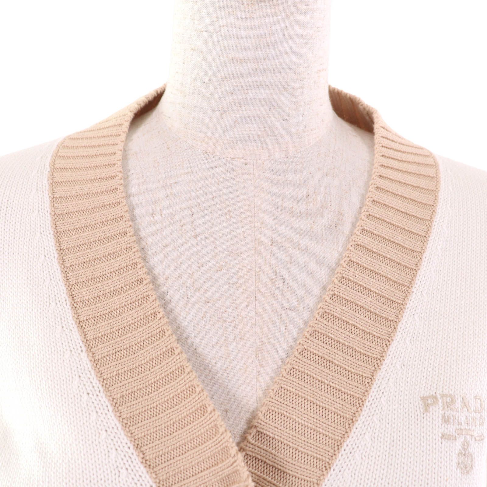 美品★PRADA プラダ 23SS P25I04 コットン100％ ロゴ刺繍入り クロップド丈 半袖 カーディガン ホワイト べージュ 36 定価203500円 美品☆PRADA プラダ 23SS P25I04 コットン100％ ロゴ刺繍入り