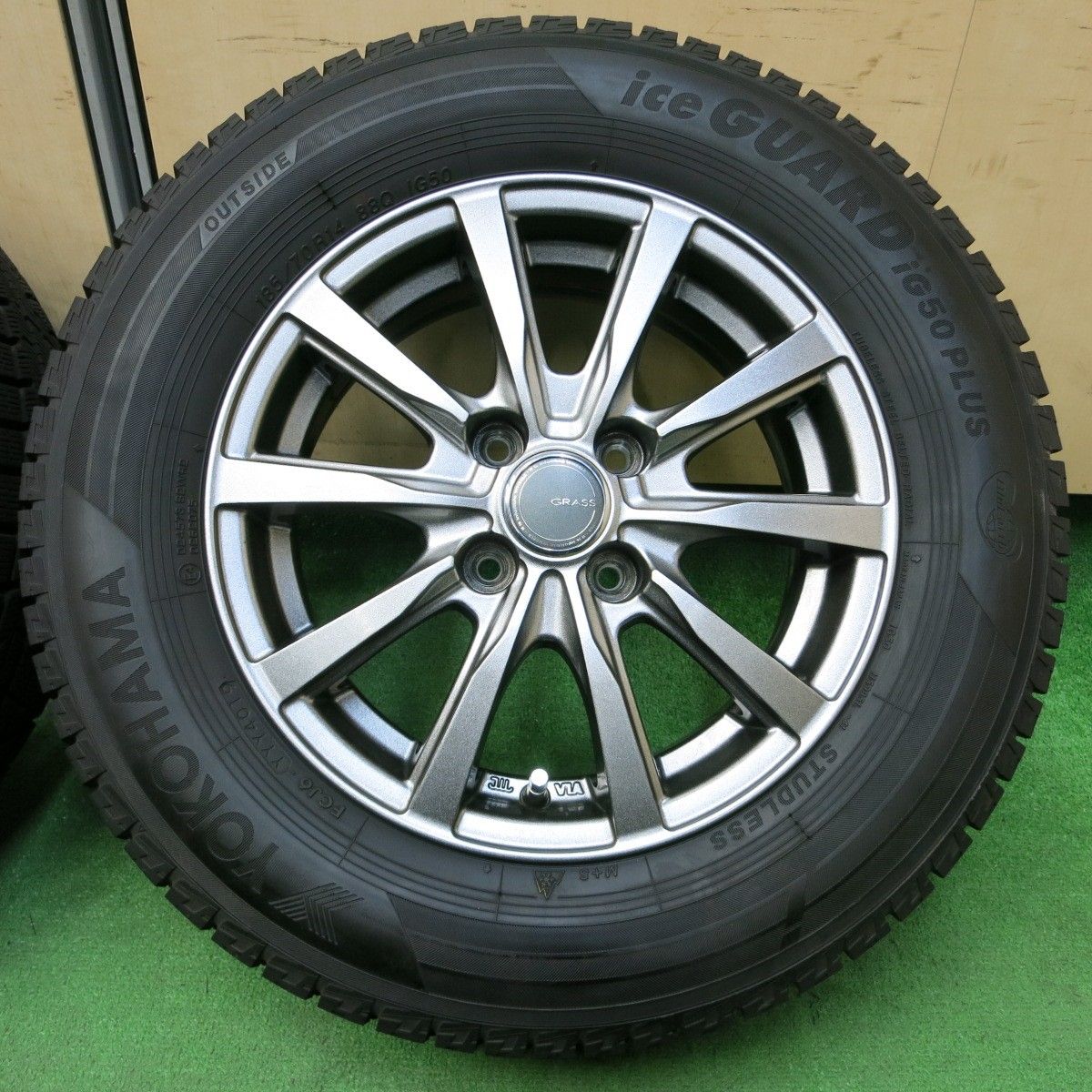 送料無料* バリ溝！キレイ！9.5分以上スタッドレス 185/70R14 ヨコハマ  