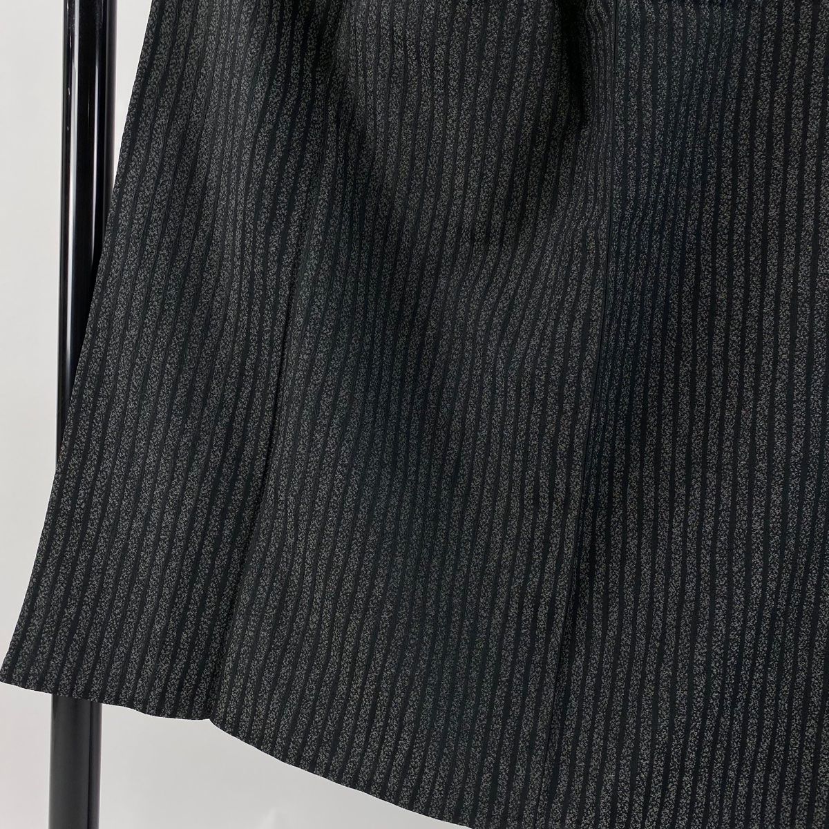 男着物 身丈138cm 裄丈71cm S 単衣 八屋享兵衛 お召 落款 縦縞 幾何学 黒灰 正絹