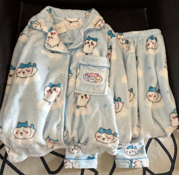 ちいかわ - ちいかわ　ハチワレ　ベロアパジャマ　上下セット　ルームウェア　レディース　L ちいかわ - ちいかわ はちわれ ハチワレ パジャマ セットアップ