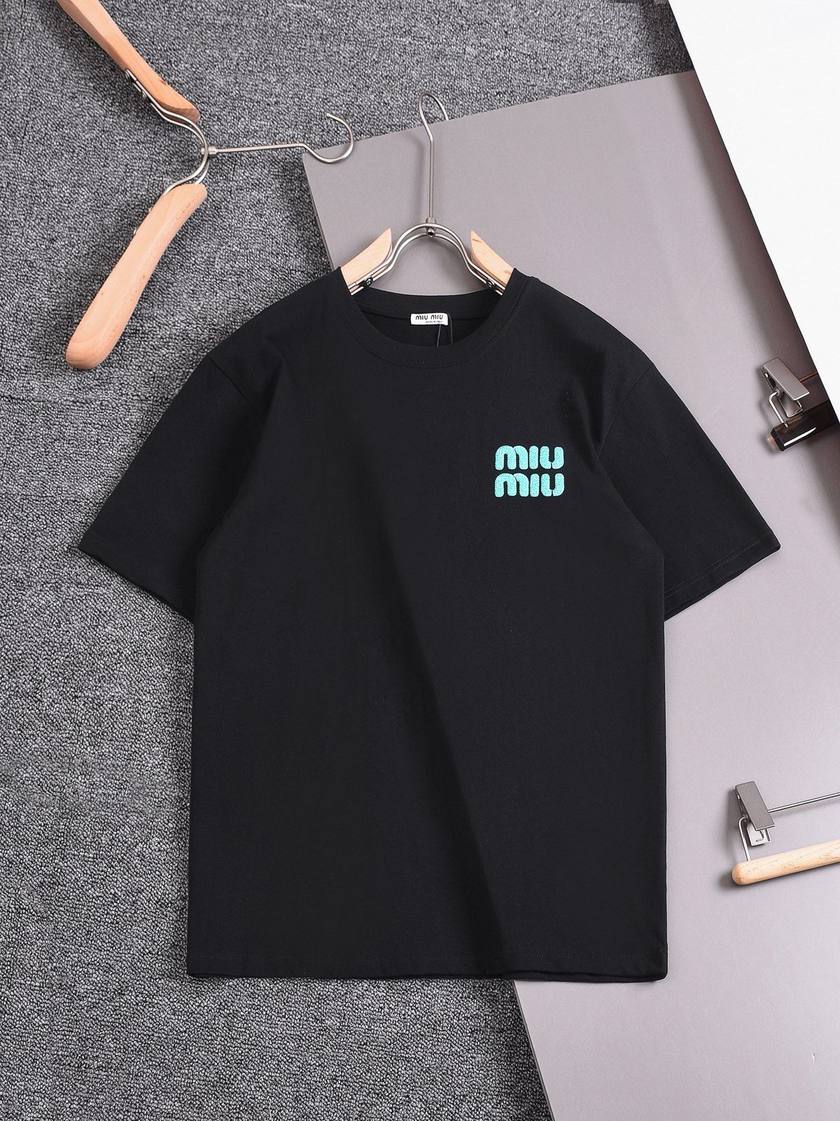 24新作 MIU MIUロゴ Tシャツ 男女兼用