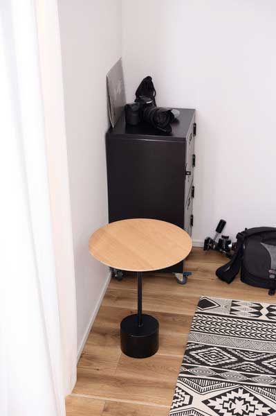 オーク化粧合板 とブラックアイアンレッグのサイドテーブル