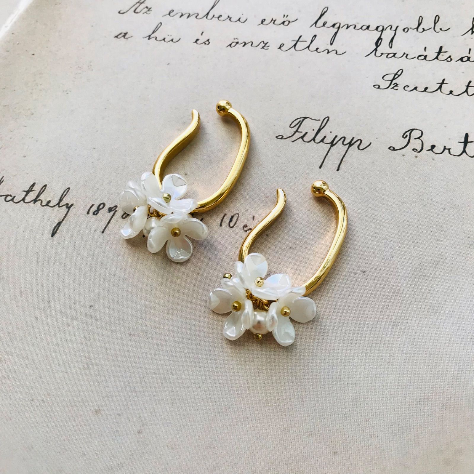 No.201 パールカラーの花びらが綺麗な大人可愛いイヤーカフ  