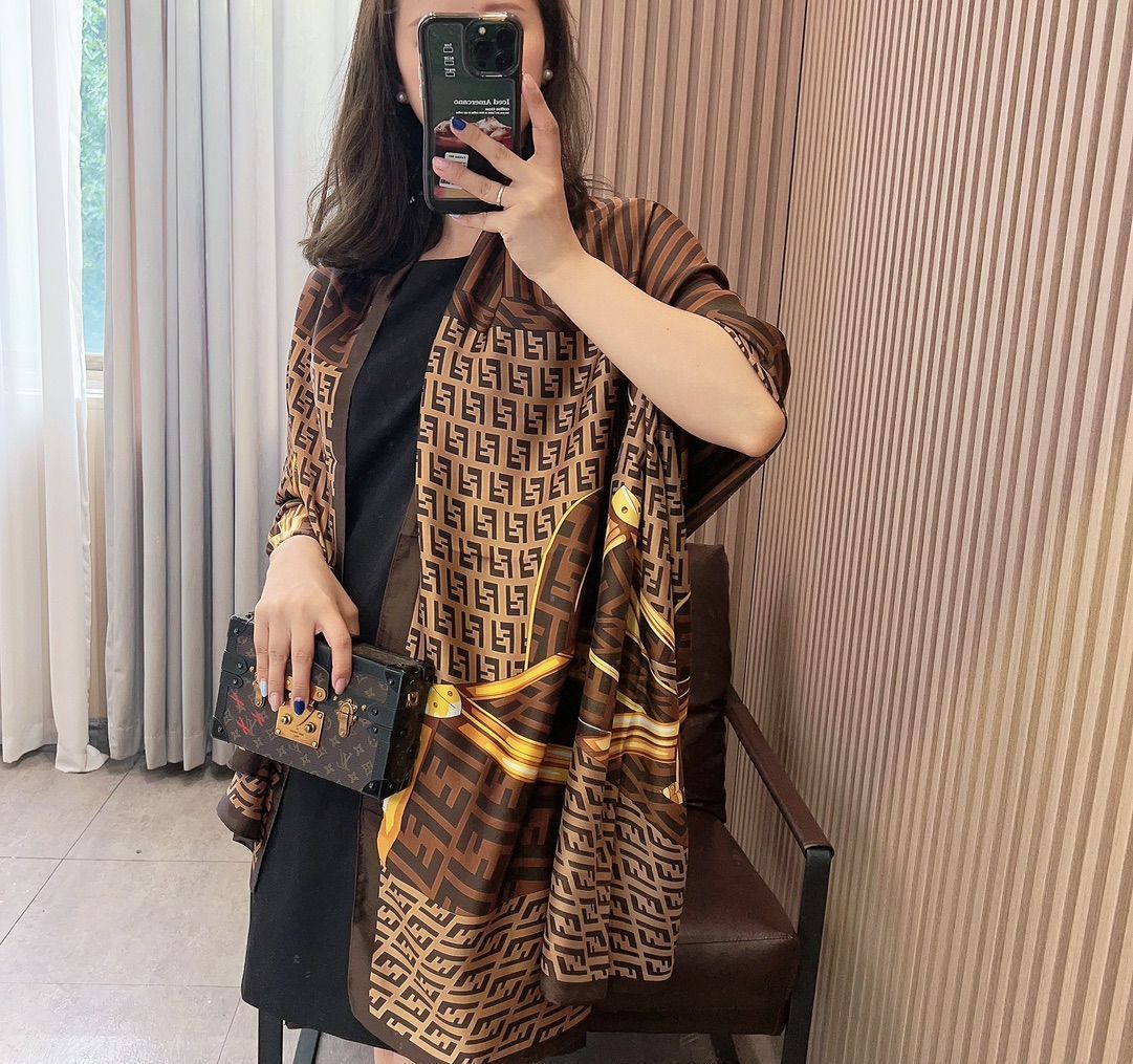 FENDI☆フェンディ☆箱付き☆新品シルクサテンロングスカーフ 