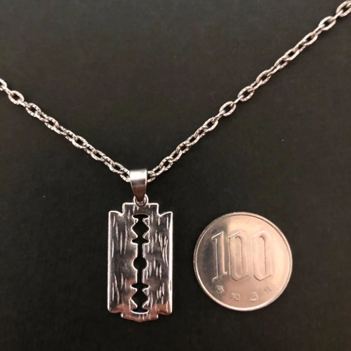 シルバーカラーのカミソリモチーフのプレートネックレス⭕️商品説明 