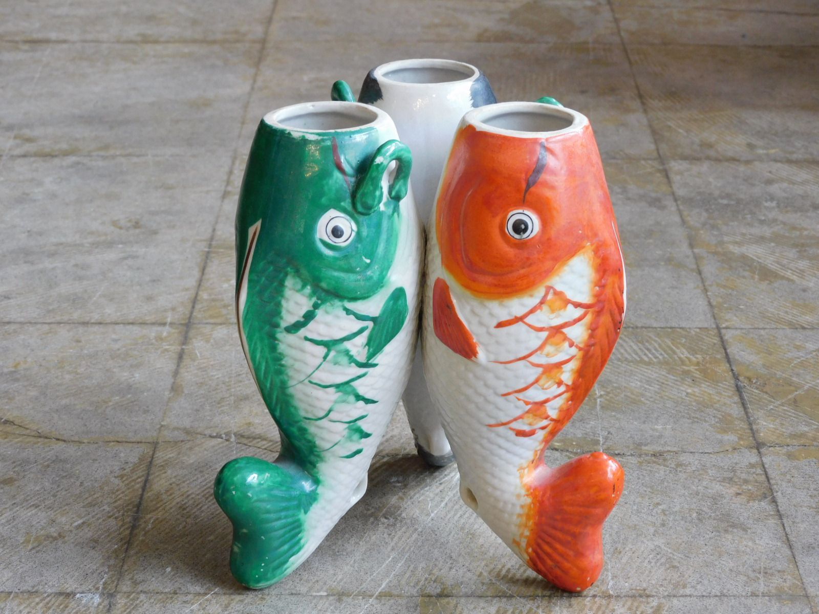 絶対にあなたの一番選択！ 戦前 ふるい花器 三連のさかな 鯉 HK-a-05493 フラワーベース 花器 花瓶 焼き物 瀬戸 伊万里 掛け花 掛花 マフラー